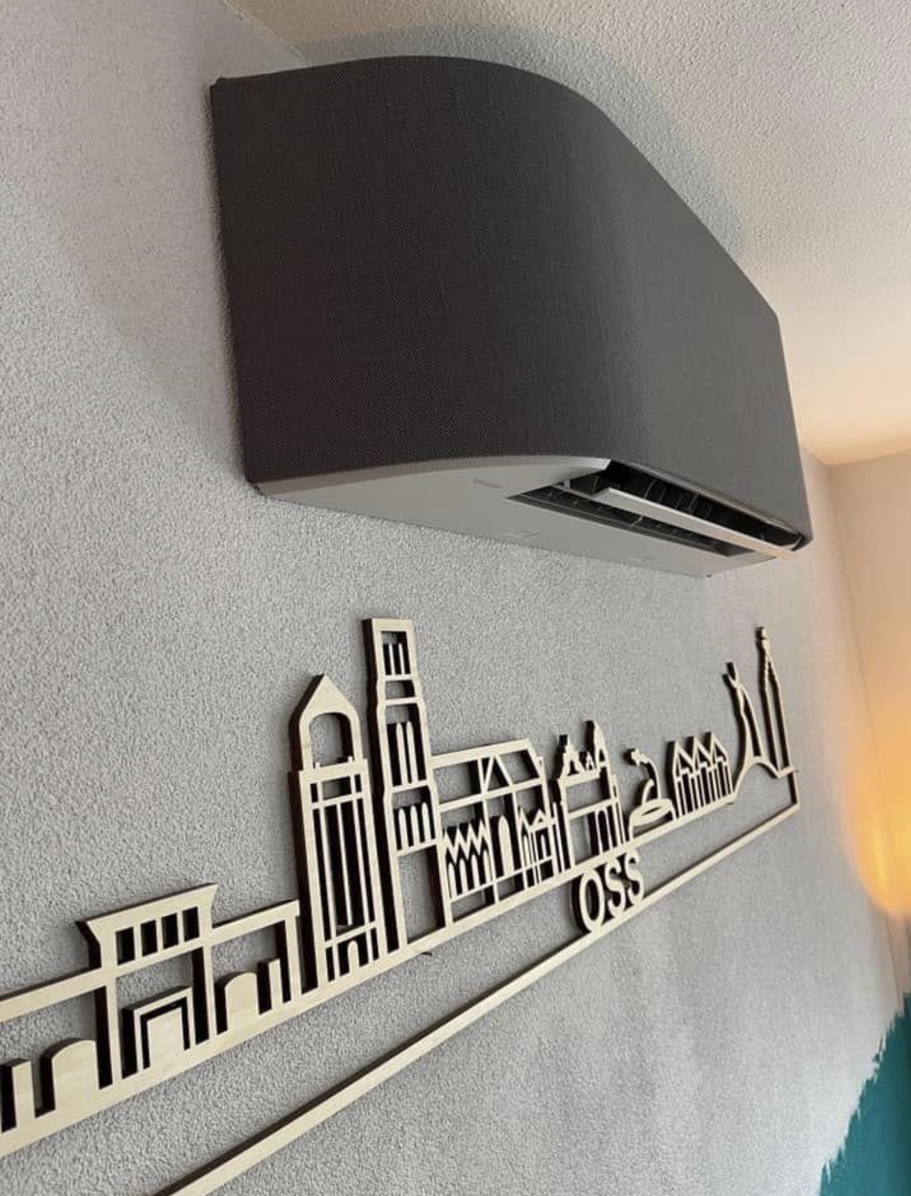 Stijlvolle zwarte binnenunit van een airconditioning