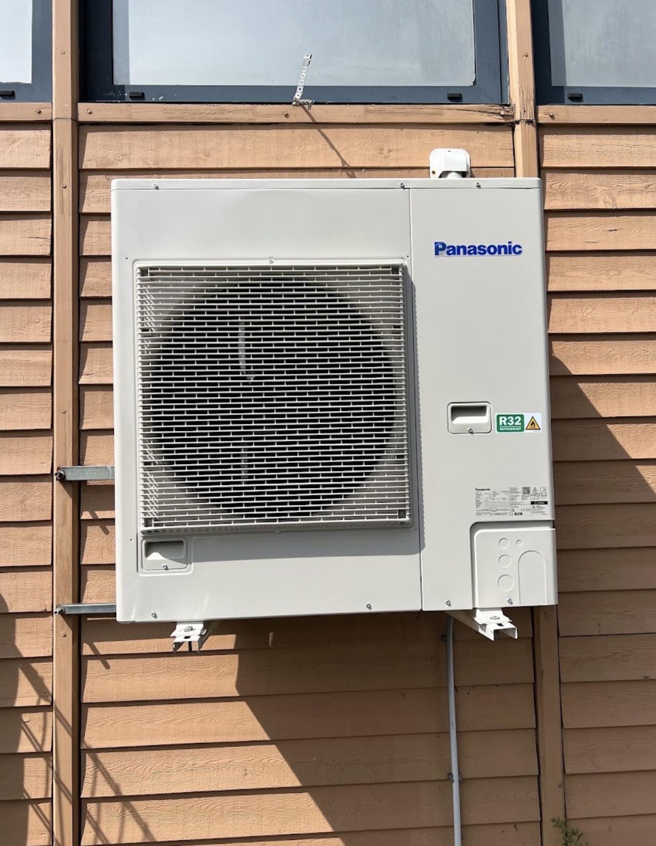 Panasonic buitendeel gemonteerd door Van Elst Koeltechniek